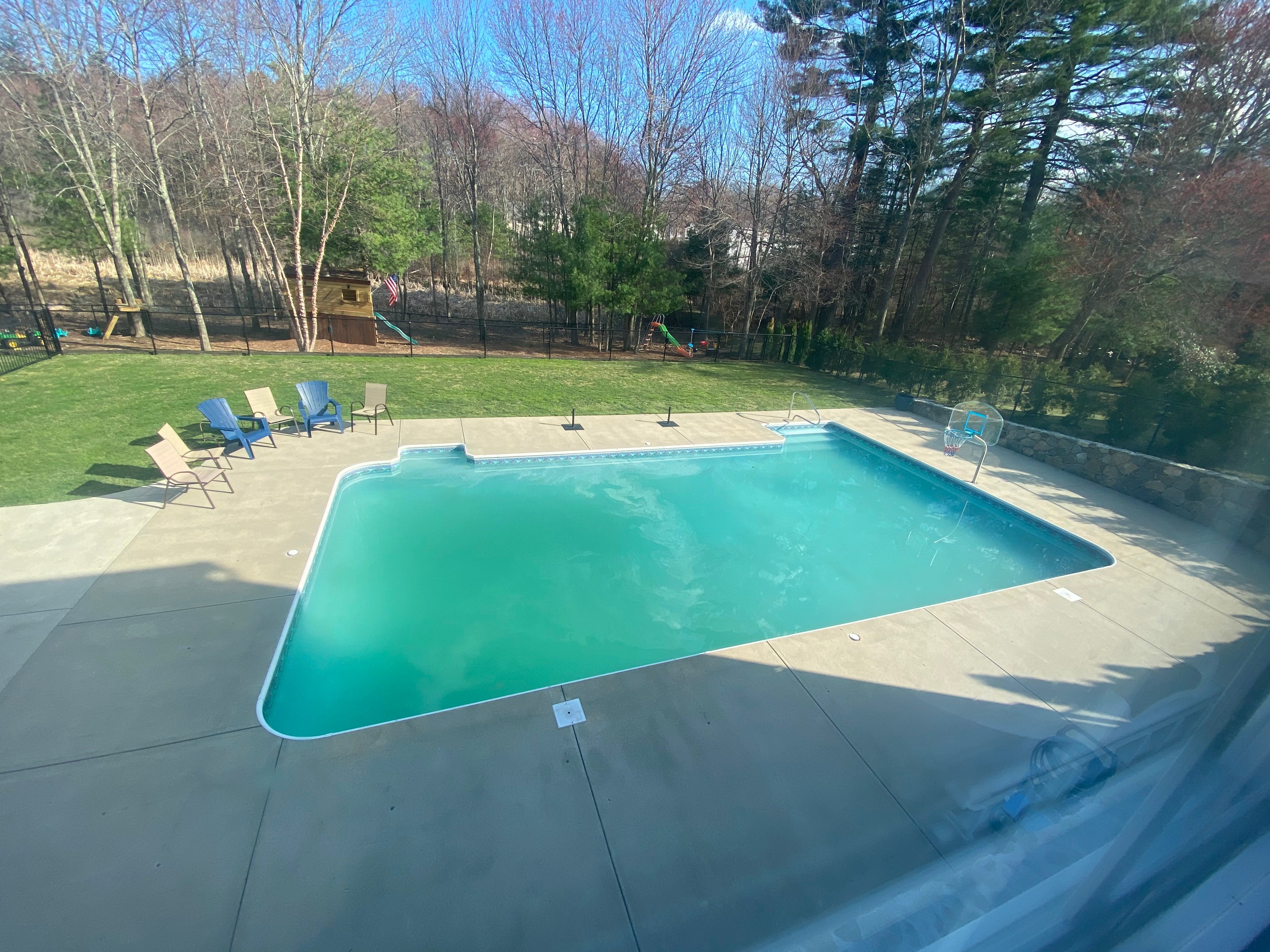 Resin-Bound for Pool Decks: Slip, Heat, Barefoot Comfort & Chlorine